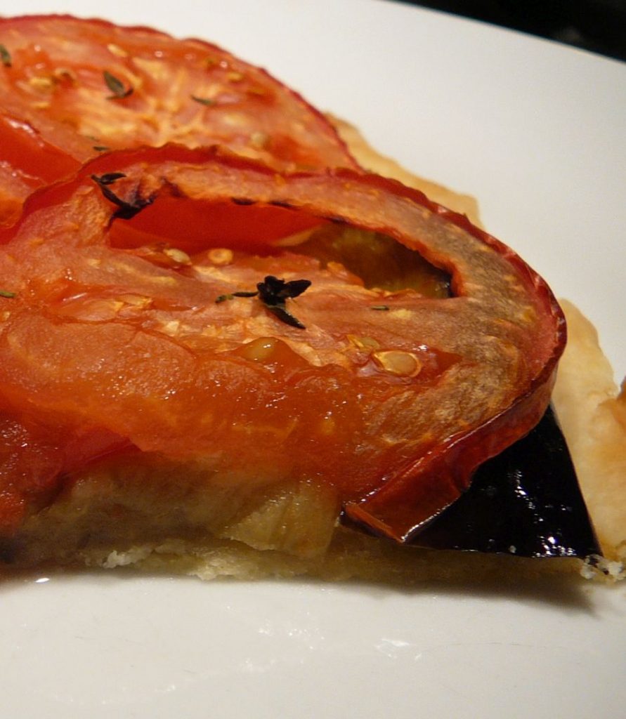 Tarte aux tomates sur lit d’aubergine