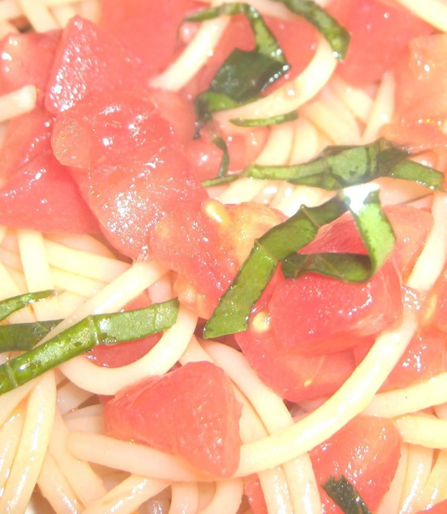 Spaghettis aux tomates fraîches et au basilic