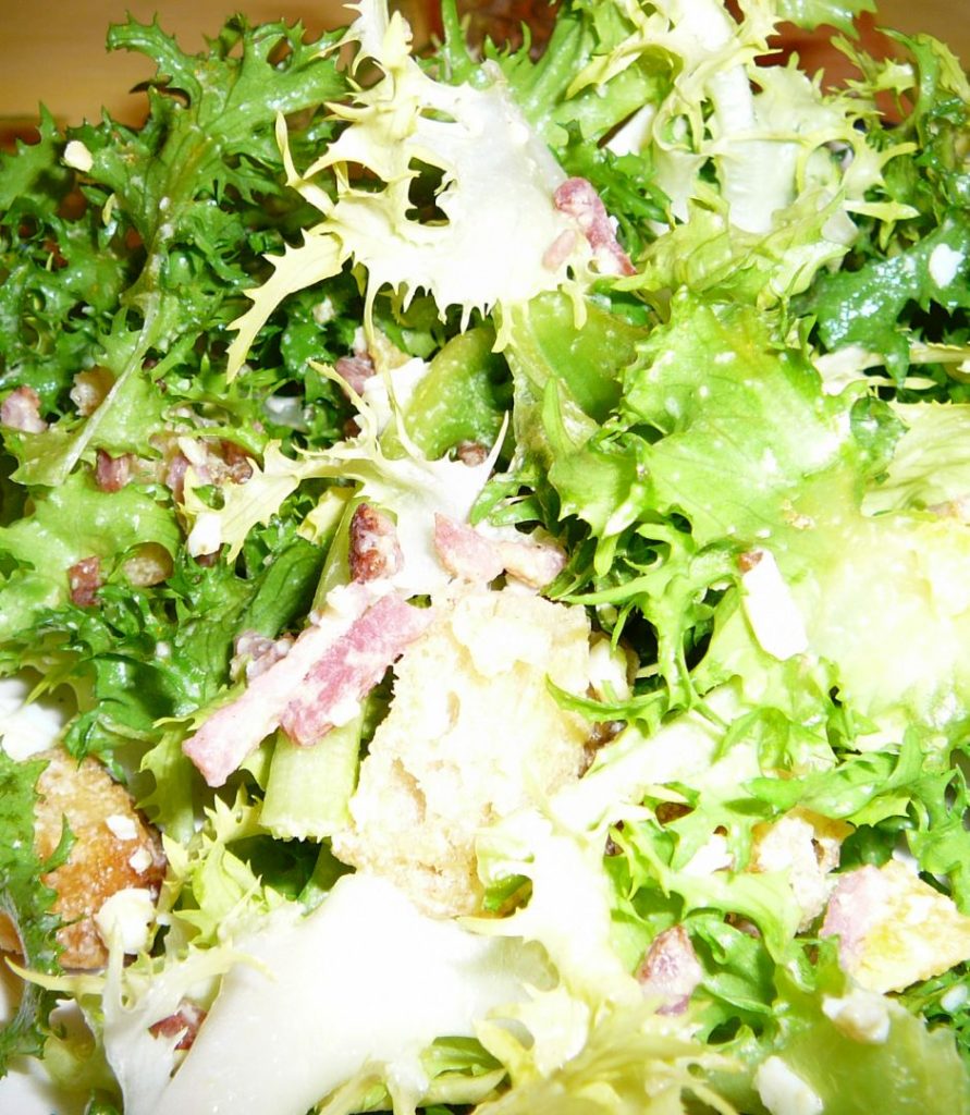 Salade frisée aux oeufs et jambon