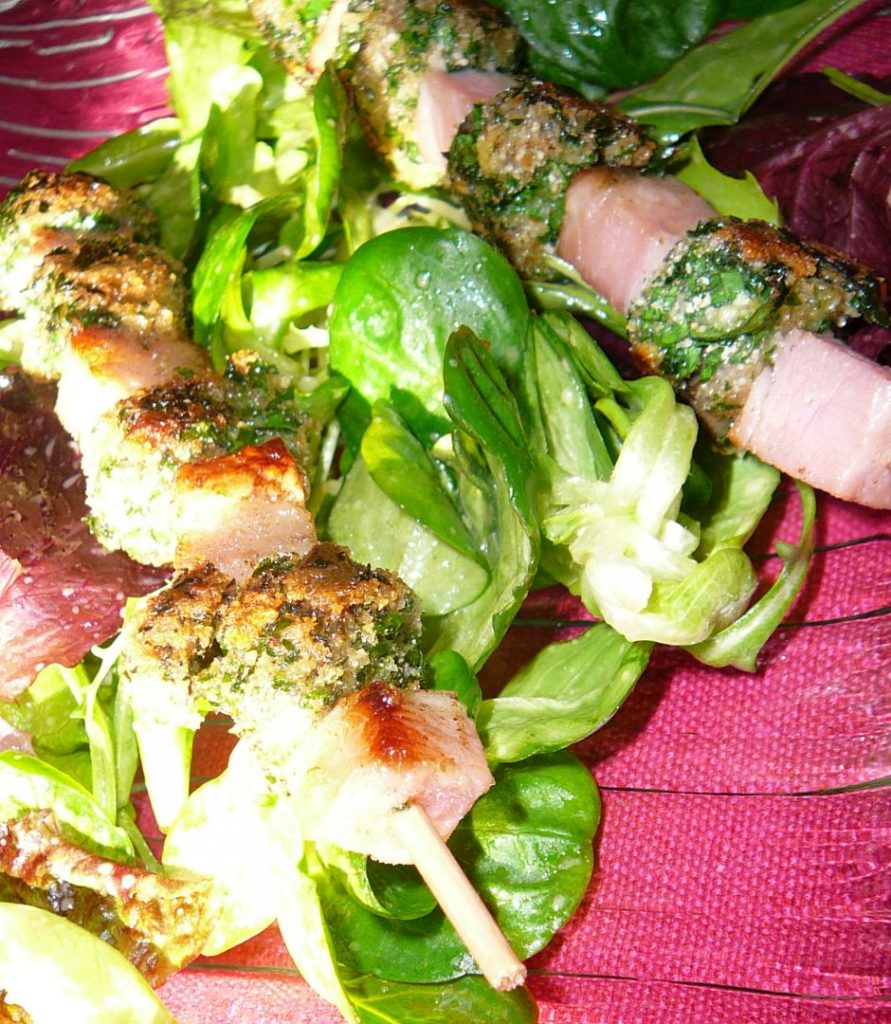 Salade de mesclun et brochettes d’escargots