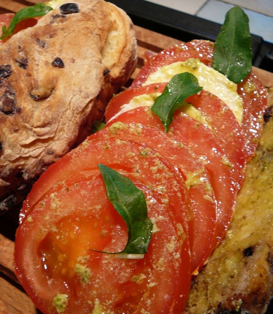 Sandwich, pain aux olives et tomates mozarelle